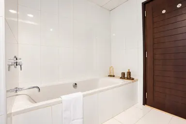 27_Bathroom_Bathtub