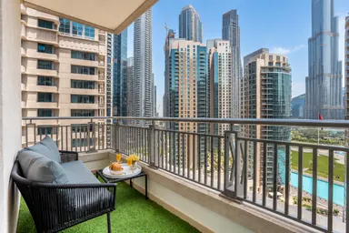 02_Cover_Balcony_Burj-View